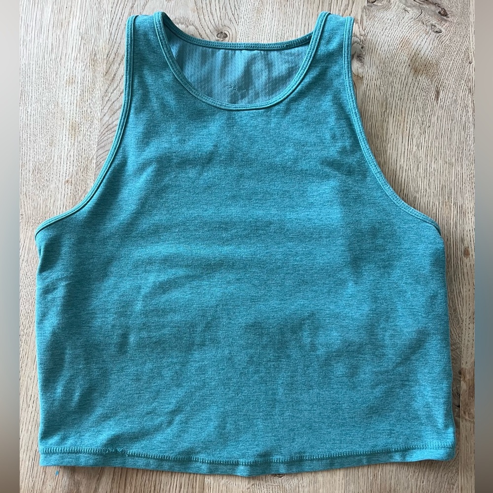 Vuori tank top elevation plyo tank with built in bra size medium